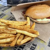 Breakfast Burger mit Cajun Fries  at VINCENT - Hauptbahnhof Hamburg in Hamburg
