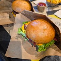 Hinten: Double Smash Burger. Vorne: Cheeseburger mit Extra Bacon at VINCENT - Hauptbahnhof Hamburg in Hamburg