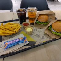 Zwei Burger mit Beyond Chicken und extra Käse, dazu eine Cola, einen Eistee, eine große Portion Pommes mit Ketchup und Mayo und zum Nachtisch einen Schokoriegel mit Karamell und  at VINCENT - Hauptbahnhof Hamburg in Hamburg