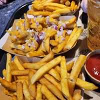 'Crunchy Fries' (3.99€) & 'Chilli Cheese Fries' (7.49€) at VINCENT - Hauptbahnhof Hamburg in Hamburg