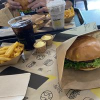 Burger, chips and truffle mayo    at VINCENT - Hauptbahnhof Hamburg in Hamburg