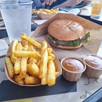 Chickn Burger mit Pommes und Erdnusssoße at VINCENT - Hauptbahnhof Hamburg in Hamburg