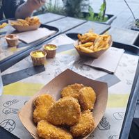 Nuggets mit Pommes und Garlic Kurkuma Soße at VINCENT - Hauptbahnhof Hamburg in Hamburg