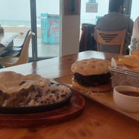 Curry - and burger at Bolo Steak House in Vama Veche