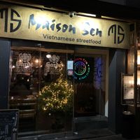 Eingang mit Lichtern / Entrance, with lights  at Maison Sen in Cologne