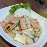 Erdnusssoße Bio tofu at Maison Sen in Cologne