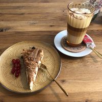 Cheesecake und Hafer-Latte at Glückskind in Rostock