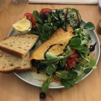 Omlette mit Salat und Brot   at Glückskind in Rostock