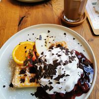 Schwarzwälder-Kirsch-Waffel at Glückskind in Rostock