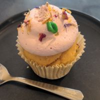 6€ cupcake with strawberry cream at Market by Jeremy in Luxembourg City