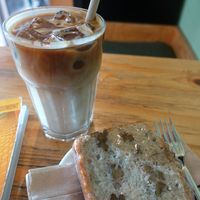 Iced Latte mit Hafermilch & walnut banana bread at CAFE Stopover - Specialty Coffee & Banana Bread Bakery in Aachen