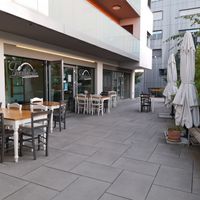 Outdoor seating at Tigellabella in Nyon