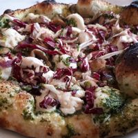 La bianca.
Very strong flavour, it has radicchio (know that some people find it too bitter) at Chicago Trattoria in Brussels