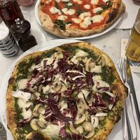 Vegan Bianca (16€) & Vegan Rossa (15€) 🍕🤤 #Veganuary at Chicago Trattoria in Brussels