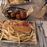 Veganen Hotdog und Karfiol at Suzie Q in Gzira