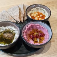 Entrante de diferentes hummus at Alhamra in Granada