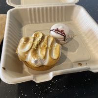 Lemon meringue tart and macaron  #Veganuary at Maison des Lys Pâtisserie in Auckland