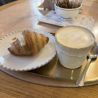 Croissant con crema al cocco e cappuccino al riso mandorla  at Eutopia in Milan