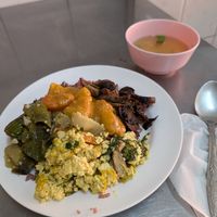 Teller mit verschiedenen Gerichten at Khrua J St. Louis in Bangkok