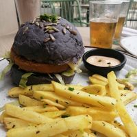 Hamburguer e batatas at Bone Free  in Costa Da Caparica