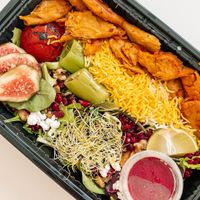 Vegan Bowl mit Himbeer-Dressing  at Shekamu in Nuremberg