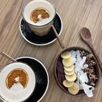 Chai lattes y bowl de açaí  at Kalma Poké Bar in Bilbao