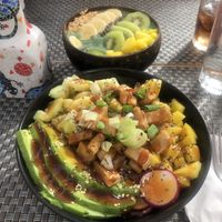 Vegano Poke Bowl with „vegan chicken“ and mango smoothie bowl   at Ohana Poke & Ice Cream in Mallorca
