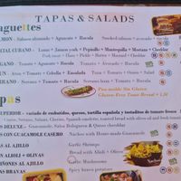 A lot of vegan options (both savoury and sweet) including two customizably vegan poke bowls, a baguette, Tapas and a cake. Owner very nice and welcoming. We tried the heura bowl (p at Ohana Poke & Ice Cream in Mallorca