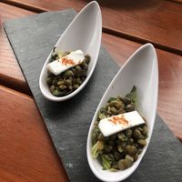 amuse-bouche (on the house); green lentil salad w onions and vegan feta. The staff picked up without us telling them that we eat plant-based. 🙏🏼  at Almodo  in Baden