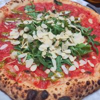 Pizza Cosi Bananas mit Pistazienpesto, Rucola und Mandeln, vegan at Studio Napoli in Augsburg