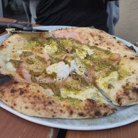 Pizza Bianco mit Ricotta, Pistazienpesto, Mortadella und Pistazien at Studio Napoli in Augsburg