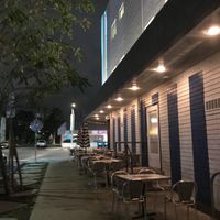 Outdoor patio at Swinger's Diner in Los Angeles