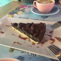 Crujiente de chocolate negro, arándanos y frambuesas at Shangri-La in Merida