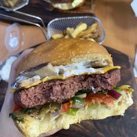 Burger cheezy champignons vegan at V&V House in Marseille