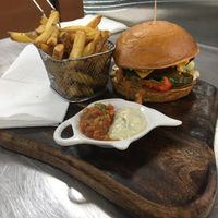 Menu « Veganos », délicieux, qui pourra même bluffer les mangeurs de viande, généreux, pas cher et cerise sur le burger l’accueil est au top 👌  at V&V House in Marseille