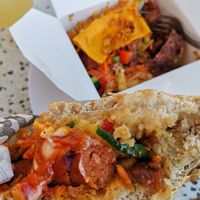 Hot dog avec chipos Nouveaux Fermiers, guacamole, fromage vegan, poêlée de légumes...  at V&V House in Marseille