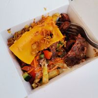 Fries box avec steak nouveaux fermiers fromages végane, oignons frits crudités et poêlée de légumes... Une merveille  at V&V House in Marseille