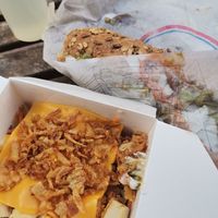 Fries box fromage vegane nuggets veganes at V&V House in Marseille