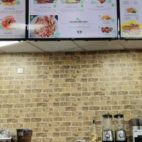 Hits dogs et fries boxes veganes at V&V House in Marseille