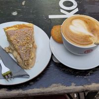 Großer Cappucino mit Hafermilch & veganer Apfel-Quark-Kuchen at Süß & Würzig in Erlangen