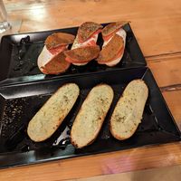Top: Pepperoni bruscetta. Bottom: Garlic bread at Treis Laloun -Τρεις Λαλούν in Athens