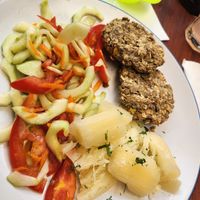 Linsen - Hafer - Patties, Yuca, Salat at Sanu in Ibarra