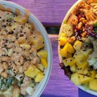 Die obere Bowl ist nach Speisekarte, die untere selbst zusammen gestellt at Ma‘loa in Nuremberg