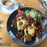 Tofu Benedikt mit Kokos“bacon“ und Cappucino mit Hafermilch  at Zweibar in Essen