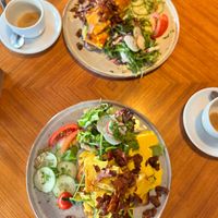 Vorne: Tofu Benedict, hinten: Brot mit Erbsencreme und Tofu  at Zweibar in Essen