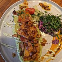 Tofubrot mit Erbsencreme und Coconut Bacon at Zweibar in Essen