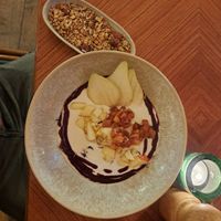 Muesli bowl met plantaardige yoghurt (muesli on the side ivm wens van kind) at Zweibar in Essen