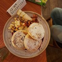 Panncakes met fruit en yoghurt. at Zweibar in Essen