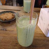 Brain activator smoothie (appel, ananas, spinazie, dadels en kokosmelk) at Botania in Utrecht