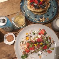 Veganes Avo Mash Sandwich und (nicht vegane) Pancakes. at Botania in Utrecht